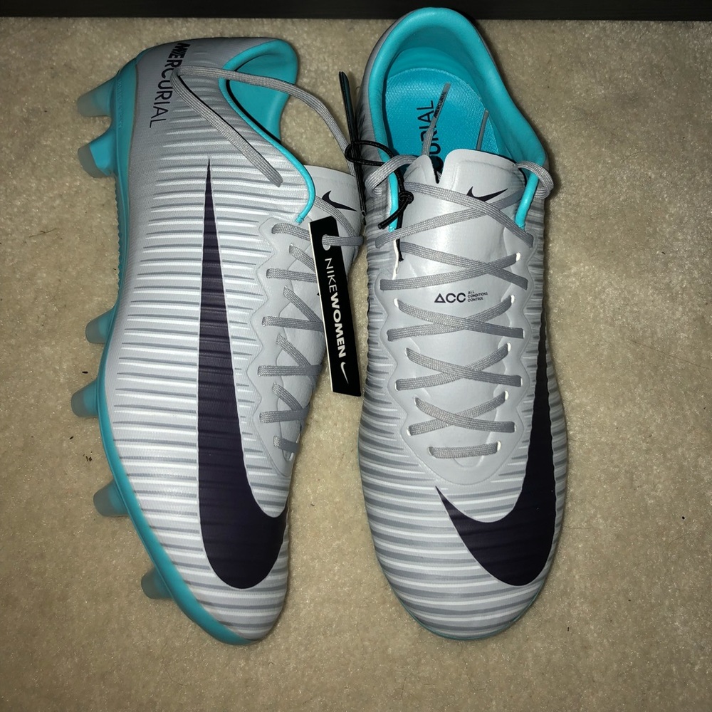 NEW//NEVER WORN women’s Nike soccer cleats ⚽️